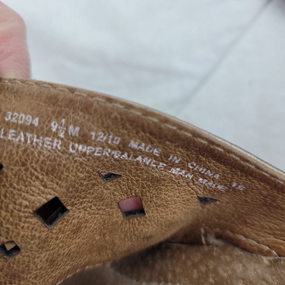 Clarks Artisan gold metallic leather thong sandals studs boho vacation edgy 9.5 - Picture 10 of 11